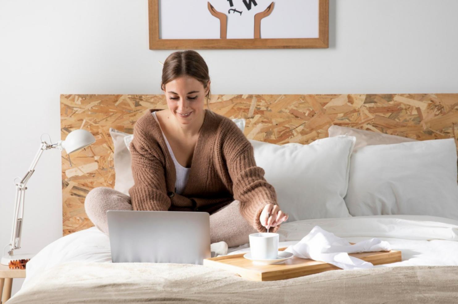 Teilnehmer üben Verhandlungstechniken in realitätsnahen Situationen